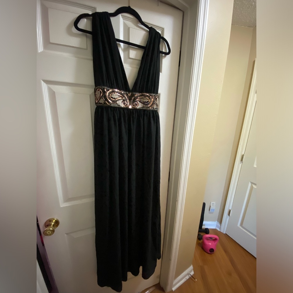 Elegant Black Evening Dress with Embellished Waist